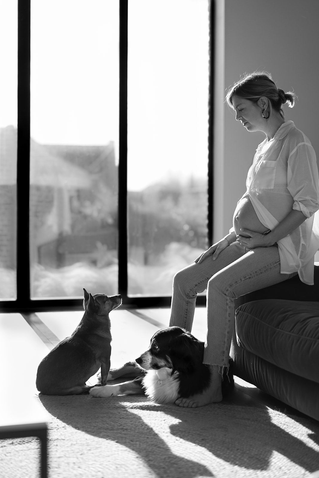 Femme avec cheval dans un champ